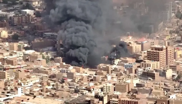 قتلى وجرحى بقصف متبادل بين الجيش و"الدعم" في الخرطوم