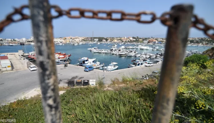 إيطاليا : خفر السواحل ينقذ 177 شخصا بعد اشتعال النار في عبارة