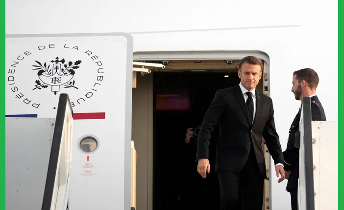 الرئيس الفرنسي إيمانويل ماكرون يصل إلى تل أبيب لدعم إسرائيل