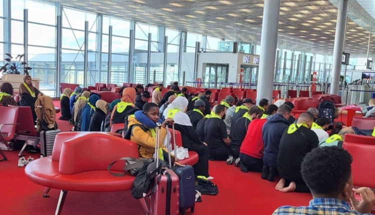 فرنسا : صلاة جماعية لمسلمين في مطار شارل ديغول تثير جدلا واسعا