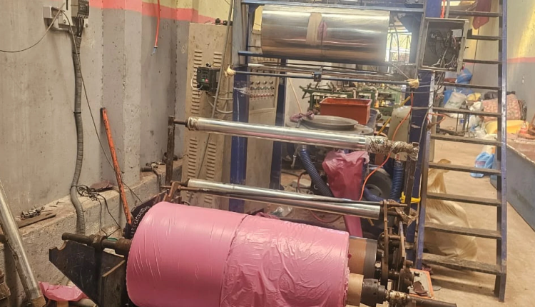 سطات : مداهمة معمل سري لإنتاج الأكياس البلاستيكية الممنوعة بقيادة اولا حريز