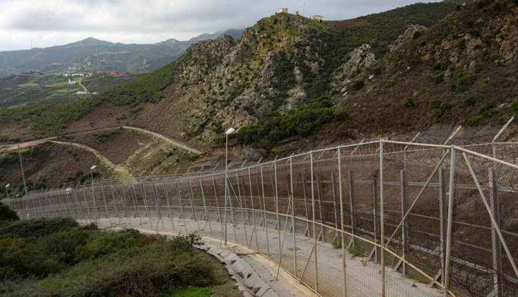 مهاجرين يتجاوزون سياج سبتة مستغلين عاصفة مطرية