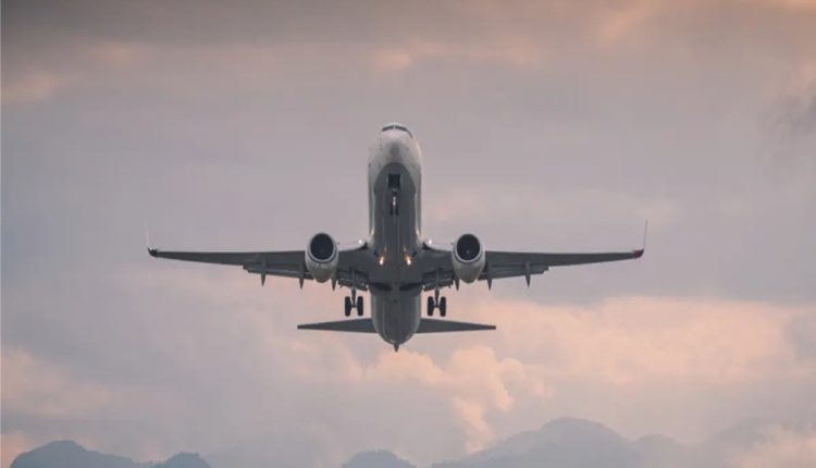 رعب وهلع على متن الطائرة.