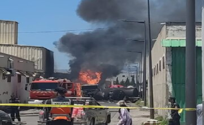 خطير شاحنة لنقل مادة"الفيول" تنفجر بمدينة طنجة
