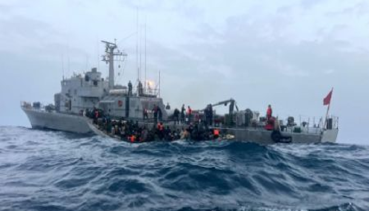 Interception au large de Dakhla d'une pirogue en difficulté avec à son bord 196 candidats à la migration irrégulière