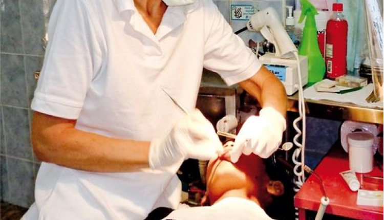 شخص ينتحل صفة طبيب أسنان و هيئة اطباء الأسنان تتوعد بالادلاء بمطالبها المدنية