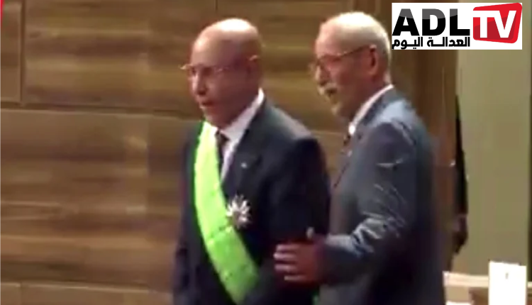 الرئيس الموريتاني يقمع ابراهيم غالي في حفل التنصيب