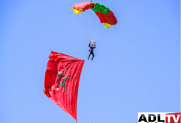 لوحات فنية وقفزات استعراضية لمظليين تمتع جمهور العدوتين