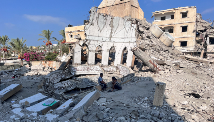 مقتل 21 شخصًا في ضربة "إسرائيلية" استهدفت مسجدا بقطاع غزة