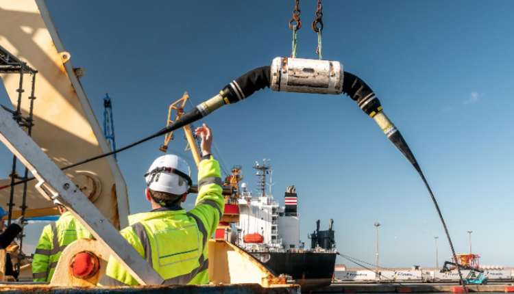 الربط الكهربائي بين المغرب وبريطانيا يخلق آلاف فرص العمل ويعزز التعاون الطاقي