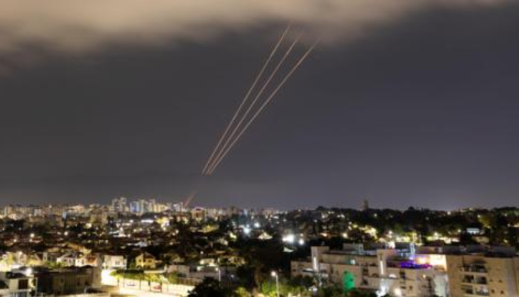 عاجل: حالة من الهلع وسط "إسرائيل" مع تساقط صواريخ "إيرانية" على مجموعة من المناطق