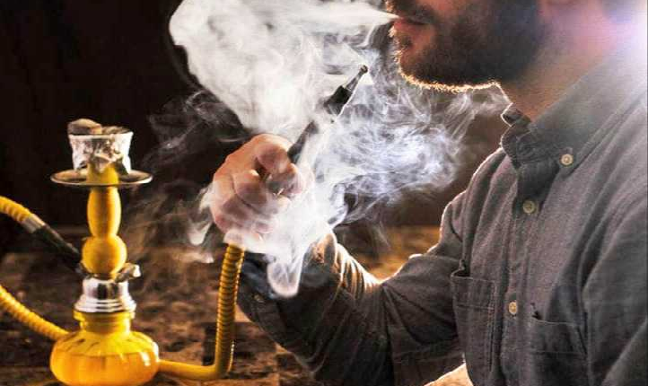 مقهى يقدم “الشيشية” في محيط المدارس