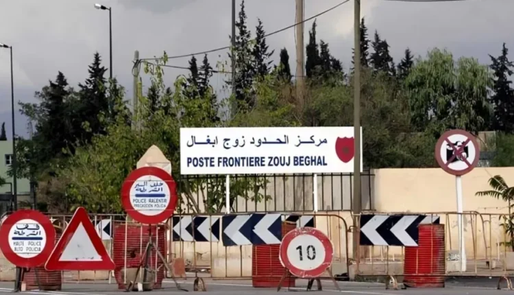 الجزائر تفرج عن 36 شابًا مغربيًا عبر معبر "زوج بغال"
